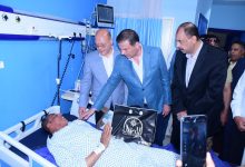 صورة تفاصيل زيارة وزير الزراعة  لمسئول حماية الأراضي المصاب بمستشفى سوهاج الجامعي