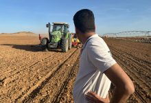 صورة رئيس “تحسين الأراضي” يتفقد محطة الزراعة الآلية في توشكى(صور)