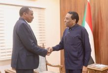 صورة رئيس الوزراء السوداني يلتقي الدخيرى لبحث سبل إعادة إعمار القطاع الزراعي
