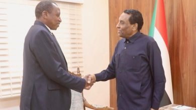 صورة رئيس الوزراء السوداني يلتقي الدخيرى لبحث سبل إعادة إعمار القطاع الزراعي