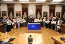 صورة محافظ القاهرة يكرم ٤٤ من الموظفين لاجتيازهم دورة تدريبية بالحاسب الألى