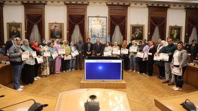 صورة محافظ القاهرة يكرم ٤٤ من الموظفين لاجتيازهم دورة تدريبية بالحاسب الألى