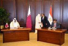 صورة وزير الزراعة المصري  ووزير البلدية القطري يوقعان مذكرة تفاهم في المجالات المرتبطة الأمن الغذائي