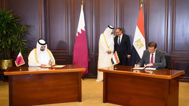 صورة وزير الزراعة المصري  ووزير البلدية القطري يوقعان مذكرة تفاهم في المجالات المرتبطة الأمن الغذائي