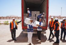 صورة الأهلي المصري يشارك في توزيع 20,000 كرتونة مواد غذائية للأسر الأولى بالرعاية بحلايب وشلاتين وأبورماد