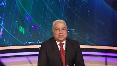 صورة علاء نصر الدين يشيد باستجابة الحكومة لمطالب الصناع بإعادة النظر في تعريف المشروعات الصغيرة للاستفادة من مبادرة الـ 5%  كتبت فاطمة الدالى     أشاد علاء نصر الدين، عضو مجلس إدارة غرفة صناعة الأخشاب وعضو لجنة التعاون العربي باتحاد الصناعات، باستجابة الدكتور مصطفى مدبولي، رئيس مجلس الوزراء، وأحمد كجوك، وزير المالية، لمطالب الصناع الخاصة بإعادة النظر في تعريف المشروعات الصغيرة الذي يحدده البنك المركزي للاستفادة من مبادرة تمويل المشروعات الصغيرة بفائدة 5%.  وأوضح نصر الدين، أن تعريف المشروعات الصغيرة حالياً هو أن تكون المشروعات التي تصل حجم مبيعاتها السنوية إلى 50 مليون جنيه، وطالب بتعديله إلى 100 مليون جنيه، خاصة بعد تحريك سعر الصرف أكثر من مرة خلال السنوات الأخيرة، وهو ما استجاب له الوزير.  وأضاف نصر، في تصريحات صحفية له اليوم، أن البنك المركزي وافق على القرار، ولكن لابد من موافقة مجلس النواب المنحل حالياً، مطالباً بتطبيق القرار بشكل استثنائي حتى ينعقد المجلس ويوافق على القرار.  أكد علاء نصر الدين، أن الهدف من ذلك هو إضافة شريحة أكبر من الشركات المستفيدة من مبادرة تمويل المشروعات الصغيرة بفائدة 5%، خاصةً مع ارتفاع تكاليف الإنتاج والتحديات التي تواجهها الشركات في ظل المتغيرات الاقتصادية الحالية.  وأشار  إلى أن بيانات الحكومة تشير إلى أن المشروعات الصغيرة والمتوسطة تستحوذ على 90% من الشركات في مصر، وتمثل المشروعات الصغيرة والمتناهية الصغر 91% من إجمالي المشروعات. كما أن المشروعات الصغيرة والمتوسطة توفر نحو 75% من فرص العمل، ومشروعات القطاع الخاص غير الزراعي تبلغ نحو 95% من المنشآت، وتساهم المشروعات الصغيرة بنحو 25% من الناتج المحلي الإجمالي.
