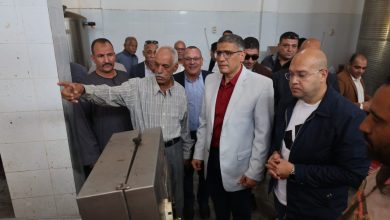 صورة محافظ الجيزة يتفقد مصنع انتاج وتعبئة التمور وزيت الزيتون بالواحات البحرية