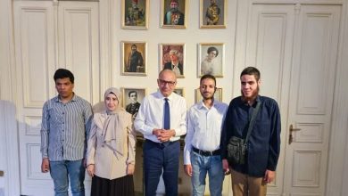 صورة السفير التركي بالقاهرة يكرم ثلاثة شباب من ذوي الهمم