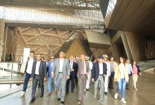 صورة محافظ الجيزة يستقبل مستشار رئيس الجمهورية لمتابعة الاستعدادات  بالطرق والمحاور المؤدية الي المتحف المصري