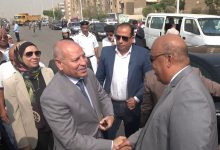 صورة مُحافظ القاهرة ورئيس الغُرفة التجارية يتفقدان سوق اليوم الواحد بحي 15 مايو