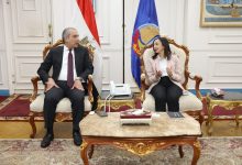 صورة رئيس البنك الزراعي المصري يستعرض مع محافظ البحيرة برامج تمويل صغار المزارعين