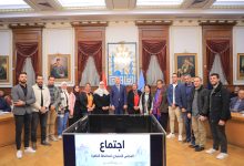 صورة قيادات الأجهزة التنفيذية و العاملين بمحافظة القاهرة يكرمون الدكتور ابراهيم صابر بفورة بافضل محافظ