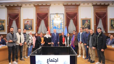 صورة قيادات الأجهزة التنفيذية و العاملين بمحافظة القاهرة يكرمون الدكتور ابراهيم صابر بفورة بافضل محافظ