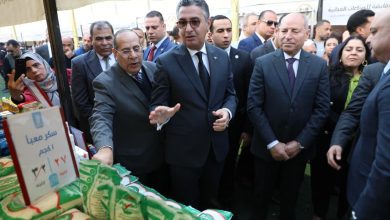 صورة *وزير التموين ومحافظ القاهرة يفتتحان سوق “اليوم الواحد” بالمرج