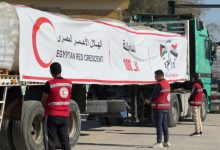 صورة الهلال الأحمر المصري يعزز دعم غزة بمساعدات غذائية وطبية وشتوية عبر قوافل «زاد العزة»