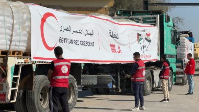 صورة الهلال الأحمر المصري يعزز دعم غزة بمساعدات غذائية وطبية وشتوية عبر قوافل «زاد العزة»