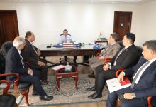 صورة وزير الزراعة يبحث مع  نقيب البيطريين ملف “كلاب الشوارع”.