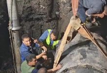 صورة محافظة الجيزة: كسر مفاجئ بخط مياه رئيسي قطر ١٠٠٠ مم بشارع ربيع الجيزي وقطع المياه عن بعض المناطق