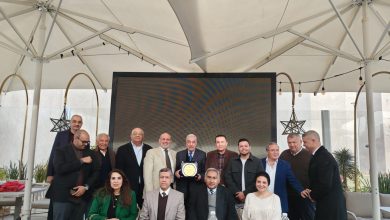 صورة غرفة الرعاية الصحية تكرّم أعضاء المجلس