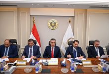 صورة وزيرا التموين والزراعة ورئيس جهاز مستقبل مصر يبحثون مستقبل صناعة السكر