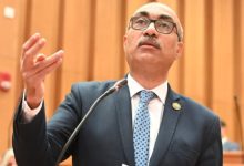 صورة في الجلسة العامة للمجلس..النائب ايهاب منصور: الناس بتسال ايه الخدمات اللى بناخدها.. السكن الخاص مش للتجارة ده ضرورة حياتية