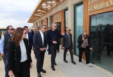 صورة محافظ الجيزة يسلّم 20 منصة بيع حضارية لباعة منطقة الزيارة بأهرامات الجيزة