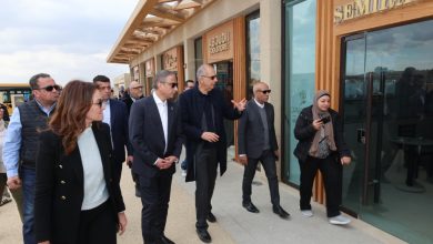 صورة محافظ الجيزة يسلّم 20 منصة بيع حضارية لباعة منطقة الزيارة بأهرامات الجيزة