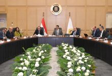 صورة وزير الصناعة يبحث مع وزيري الاستثمار والتجارة  والمالية تنمية صناعة السيارات