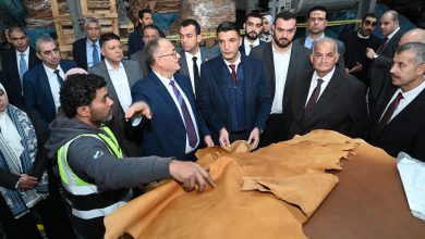 صورة وزير الصناعة يزور مدينة الجلود بالروبيكي لمتابعة سير العمل ويتفقد مدبغتين و3 مصانع