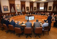 صورة وزير الصناعة ومحافظ القاهرة يعقدان حواراً مفتوحاً مع مستثمري منطقة شق الثعبان الصناعية