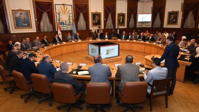 صورة وزير الصناعة ومحافظ القاهرة يعقدان حواراً مفتوحاً مع مستثمري منطقة شق الثعبان الصناعية