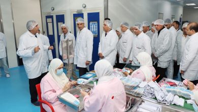 صورة وزير الصناعة ومحافظ القليوبية يتفقدان 5 مصانع متخصصة في الصناعات الدوائية بالعبور