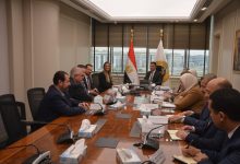 صورة وزير الصناعة يستعرض مع «مرسيدس-بنز إيجيبت» فرص توطين صناعة السيارات في مصر