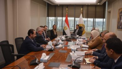 صورة وزير الصناعة يستعرض مع «مرسيدس-بنز إيجيبت» فرص توطين صناعة السيارات في مصر