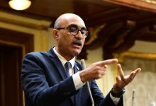 صورة تاخير صرف مستحقات معلمى الحصة جريمة.. النائب ايهاب منصور: التعليم القاطرة الاولى والمعلم يستاهل تعامل افضل