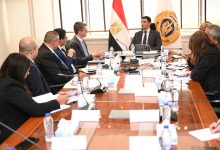 صورة وزير الصناعة يبحث مع وفد البنك الدولي ومؤسسة التمويل الدولية سبل دعم المشروعات الصناعية في مصر