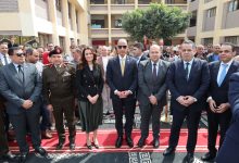 صورة محافظ الجيزة يضع إكليل الزهور على النصب التذكاري للشهداء بنزلة الشوبك بالبدرشين 