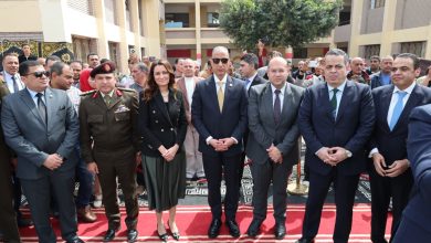 صورة محافظ الجيزة يضع إكليل الزهور على النصب التذكاري للشهداء بنزلة الشوبك بالبدرشين 