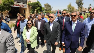 صورة محافظ القاهرة يشارك المواطنين فرحتهم بالاحتفال بشم النسيم بالحديقة الدولية 
