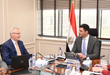 صورة وزير الصناعة يبحث مع شركة “جي بي أوتو” مشروعاتها الحالية وخططها التوسعية في صناعة السيارات