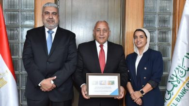 صورة لأول مرة في القطاع المصرفي.. نسخة صديقة للبيئة من بطاقة “ميزة” من البنك الأهلي المصري بالتعاون مع “جي آند دي”