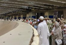 صورة حجاج الجمعيات الأهلية يواصلون رمي الجمرات في أول أيام التشريق