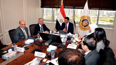 صورة وزير الصناعة يبحث مع رئيس الأكاديمية العربية للعلوم والتكنولوجيا والنقل البحري دعم المشروعات الناشئة